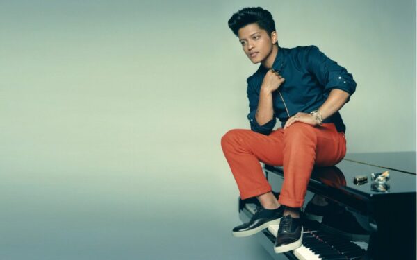 Αυτό είναι το νέο τραγούδι και video clip του Bruno Mars!
