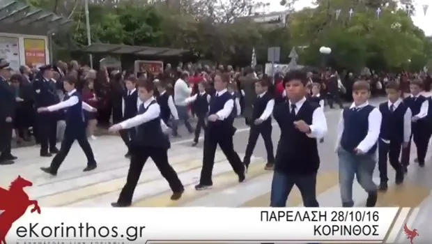 Μαθητής κάνει την κίνηση dab κατά τη διάρκεια μαθητικής παρέλασης στην Κόρινθο.