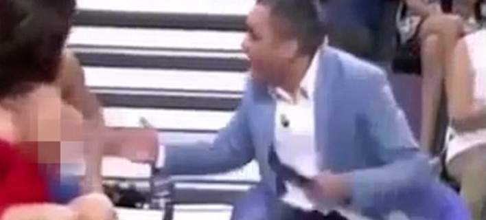 Παρουσιαστής κατέβασε το φόρεμα καλεσμένης on camera  – Το video που έγινε viral σε 2 ώρες!