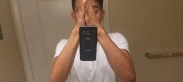 Άντρας βγάζει selfie στον καθρέφτη πετώντας το κινητό του στον αέρα.