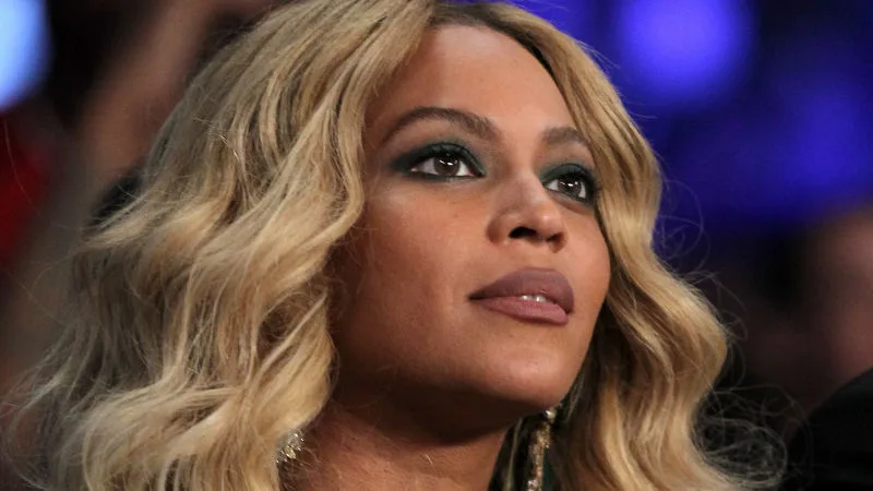 Κοντινό πλάνο της Beyoncé με ξανθά κυματιστά μαλλιά και σκούρο μακιγιάζ ματιών.