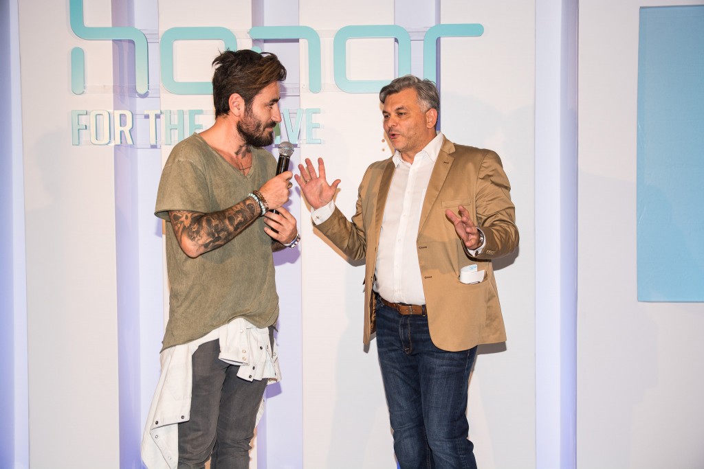 Δεξιόστροφα, Ο ήρωας του brand Honor στην Ελλάδα Γιώργος Μαυρίδης με τον Πέτρο Δρακόπουλο, Country Marketing Manager της Huawei