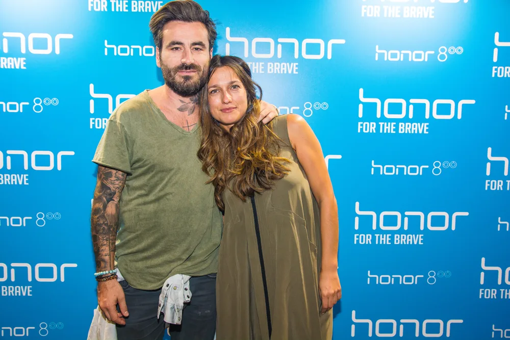 Δεξιόστροφα, ο ήρωας του brand Honor στην Ελλάδα Γιώργος Μαυρίδης και η Νατάσα Καραμπουρνιώτη, Marketing Manager της Huawei και