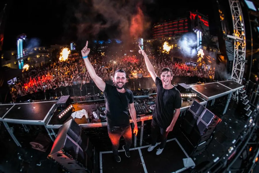 Οι Dimitri Vegas & Like Mike στη σκηνή ενός μεγάλου μουσικού φεστιβάλ.