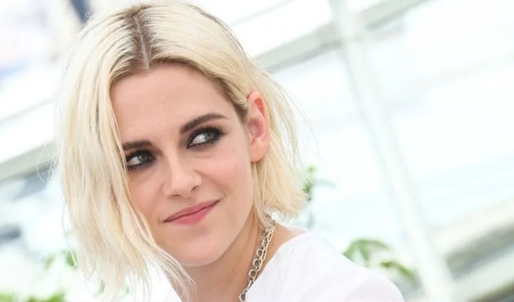 Η Kristen Stewart με κοντό πλατινέ μαλλί και έντονο μακιγιάζ στα μάτια.