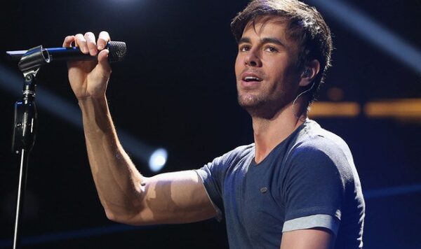 O Enrique Iglesias σταματάει – βγαίνει από το αυτοκίνητο και κάνει κάτι που δεν το περιμένεις.