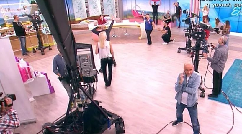 Συνεργάτες της Ελένης Μενεγάκη σε Mannequin Challenge στο πλατό της εκπομπής.