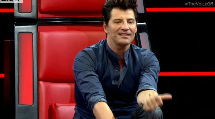Ο Σάκης Ρουβάς στην κόκκινη καρέκλα του The Voice.