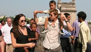 Η Angelina Jolie και ο Brad Pitt με τα παιδιά τους στην Ινδία.