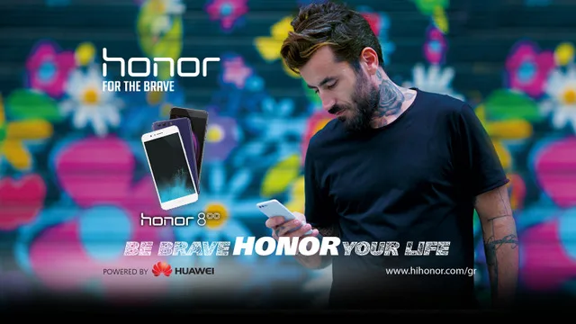 Διαφημιστική αφίσα για το Honor 8 με άνδρα που κρατά smartphone μπροστά από πολύχρωμο φόντο.