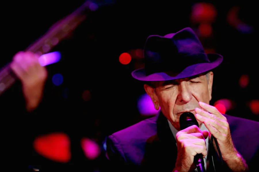 Ο Leonard Cohen σε συναυλία στο Ramat Gan το 2009, από το αφιέρωμα του Mad TV για τον θάνατο του σπουδαίου καλλιτέχνη.