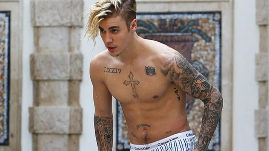 Ο Justin Bieber χωρίς μπλούζα δείχνει τα τατουάζ του.