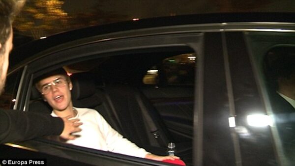 Ξέφυγε ο Justin Bieber! – Έδωσε μπουνιά σε θαυμαστή του