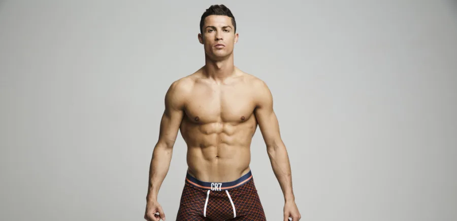Ο Cristiano Ronaldo ποζάρει ημίγυμνος με εσώρουχο CR7.