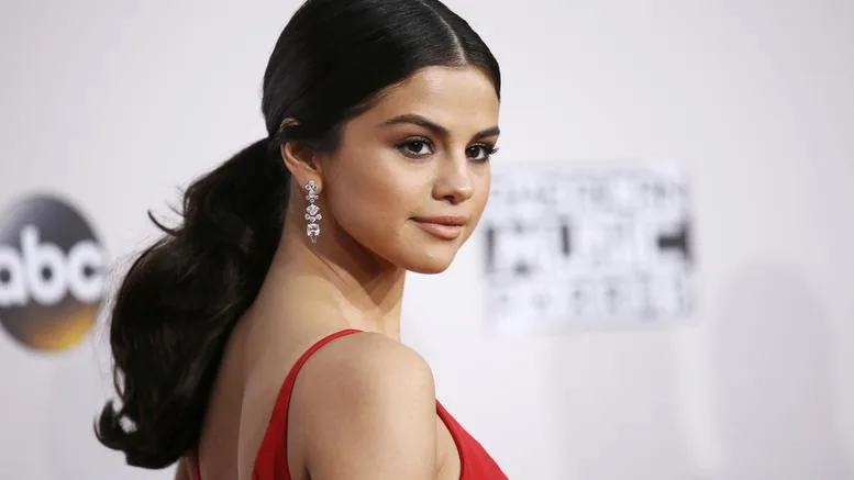 Η Selena Gomez στα American Music Awards με κόκκινο φόρεμα.