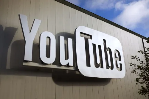 Το λογότυπο του YouTube σε εξωτερικό τοίχο κτιρίου.
