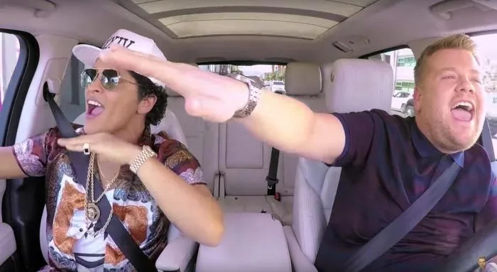 Ο Bruno Mars και ο James Corden τραγουδούν μέσα σε ένα αυτοκίνητο για το Carpool Karaoke.