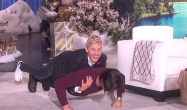 Ellen DeGeneres: Καβάλησε καλεσμένο της την ώρα που έκανε push ups
