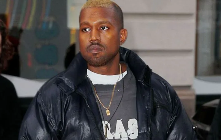 Ο Kanye West με ξανθό μαλλί και μαύρο μπουφάν.