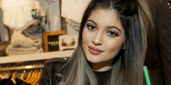 Η Kylie Jenner με γκρίζα μαλλιά και δερμάτινο τζάκετ.