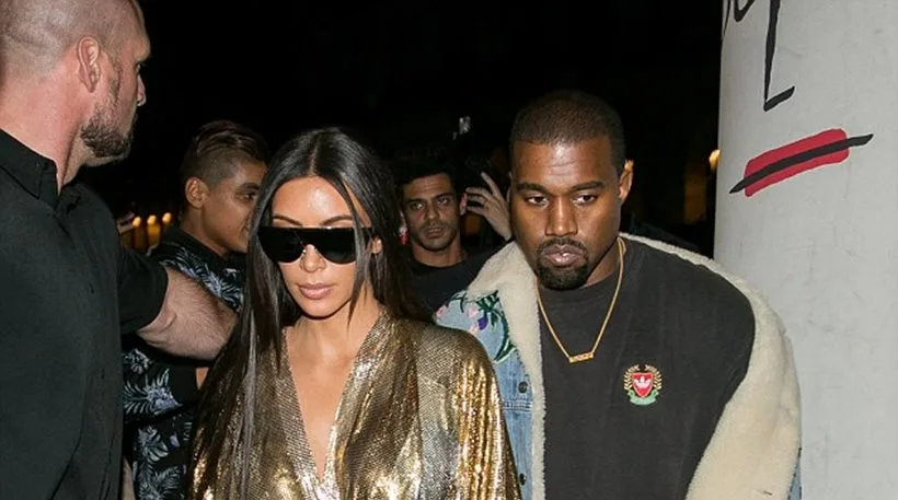 Ο Kanye West και η Kim Kardashian σε βραδινή έξοδο με κόσμο.