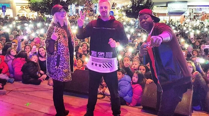 Το συγκρότημα Vegas στη σκηνή μπροστά σε πλήθος κόσμου στη Δράμα.