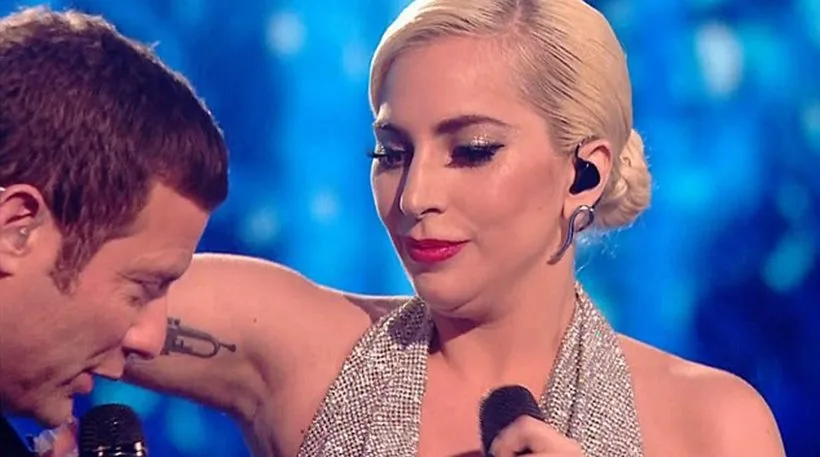 Η Lady Gaga στη σκηνή του X-Factor.