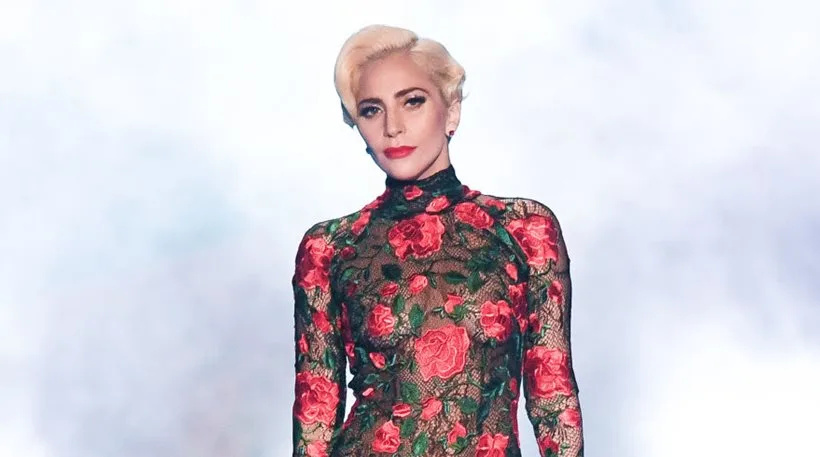Η Lady Gaga με ξανθά μαλλιά και φλοράλ δαντελωτό φόρεμα.