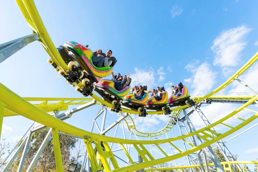 Το rollercoaster Loop It στο Allou! Fun Park με κόσμο να διασκεδάζει.