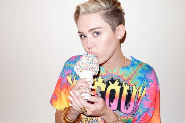 Η Miley Cyrus «εκτελεί» την Άγια Νύχτα.