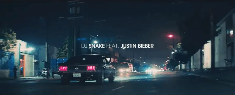 Σκηνή από το video clip του DJ Snake και του Justin Bieber με ένα κλασικό αυτοκίνητο σε νυχτερινό δρόμο.