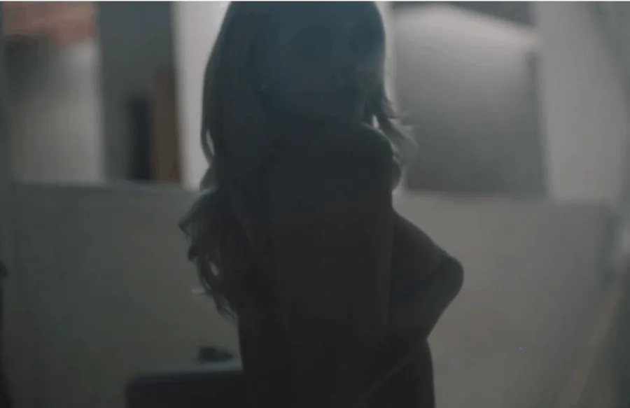Καλλιτεχνική σιλουέτα της Kylie Jenner σε σκοτεινό περιβάλλον.
