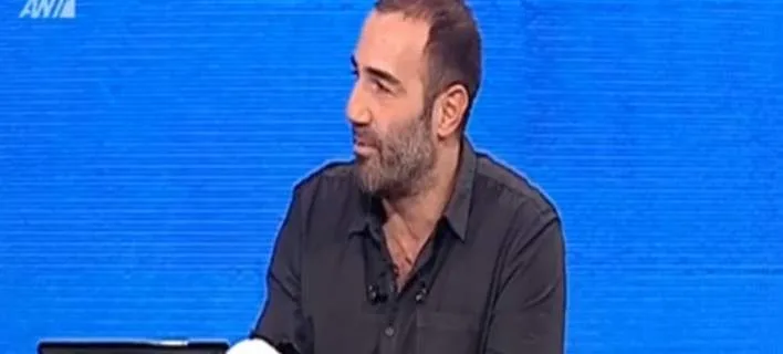 Ο Αντώνης Κανάκης σε τηλεοπτικό πλατό.