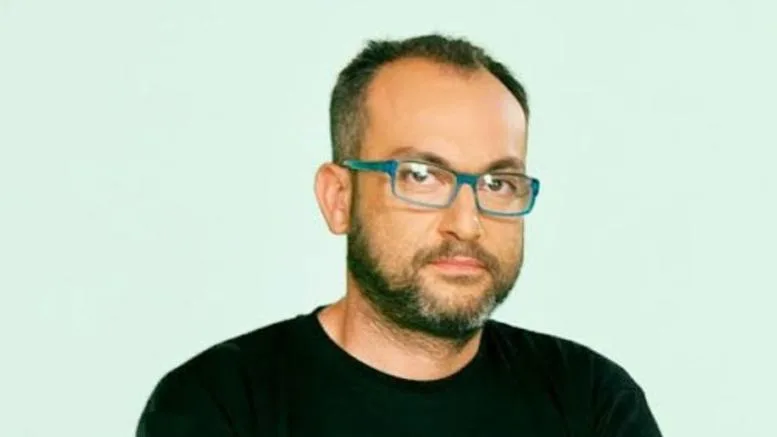 Ο Χρήστος Κιούσης από το Ράδιο Αρβύλα με γυαλιά και μαύρο t-shirt.