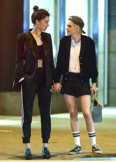 Exclusive... 52205383 Kristen Stewart walks hand in hand on a romantic stroll with her new girlfriend, St. Vincent, after the two enjoyed an al fresco dinner in the East Village, New York on October 16, 2016. ***NO USE W/O PRIOR AGREEMENT - CALL FOR PRICING*** FameFlynet, Inc - Beverly Hills, CA, USA - +1 (310) 505-9876