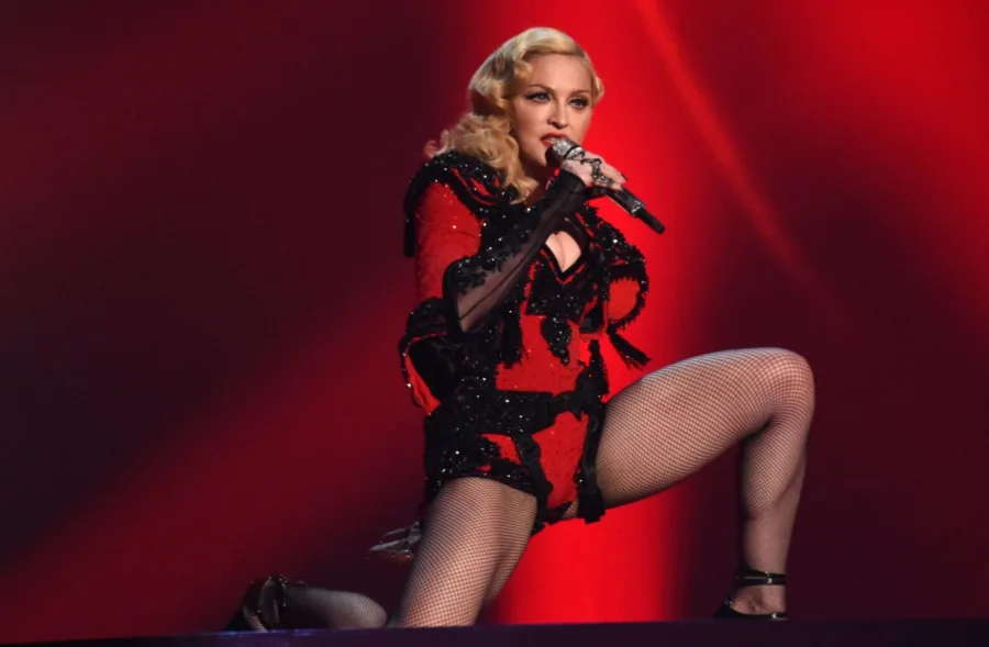 Η Madonna στη σκηνή με κόκκινο και μαύρο κορμάκι.