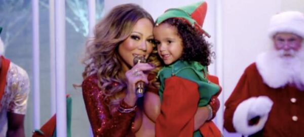 Η Mariah Carey σε γιορτινό mood: Μαγειρεύει και χορεύει με τον γιο της το «All I Want for Christmas is You»