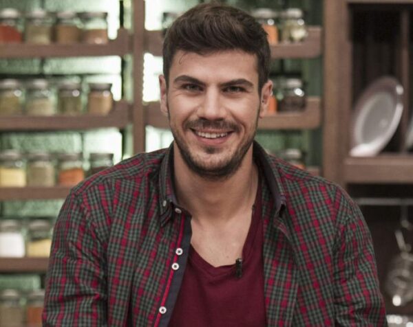 Οι ερωτήσεις της Φαίης Σκορδά που έφεραν τον Άκη Πετρετζίκη σε αμηχανία