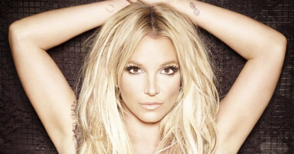 Η Britney Spears τα δείχνει όλα στη σκηνή με έναν διάφανο κορμάκι.
