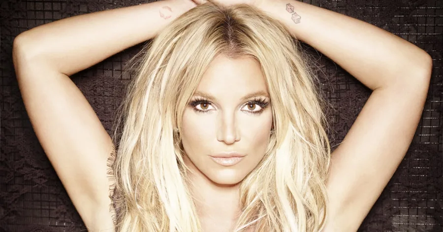 Κοντινό πορτρέτο της Britney Spears με τα χέρια πίσω από το κεφάλι.