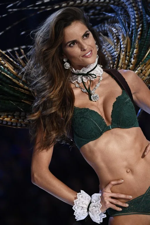 Brazilian model Izabel Goulart presents a creation during the 2016 Victoria's Secret Fashion Show at the Grand Palais in Paris on November 30, 2016.  / AFP PHOTO / Martin BUREAU / RESTRICTED TO EDITORIAL USE