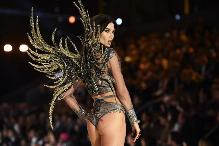 US model Lily Aldridge presents a creation during the 2016 Victoria's Secret Fashion Show at the Grand Palais in Paris on November 30, 2016.  / AFP PHOTO / Martin BUREAU / RESTRICTED TO EDITORIAL USE