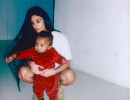 Η Kim Kardashian με το παιδί της σε μια οικογενειακή στιγμή.