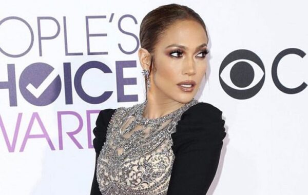 Εκθαμβωτική η Jennifer Lopez στα People’s Choice Awards – Πού αφιέρωσε το βραβείο της;