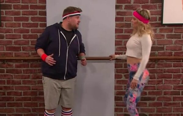 Δείτε τον James Corden και την Kate Hudson να αντιγράφουν μικρούς χορευτές. Είναι πολύ αστείο.