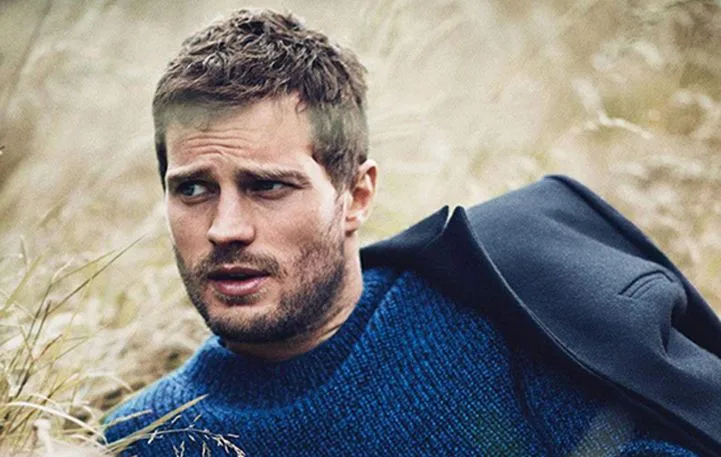 Ο Jamie Dornan με μπλε πουλόβερ σε εξωτερικό χώρο
