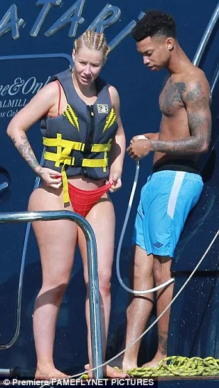 3C6A2FB900000578-4146986-Thick_as_thieves_It_s_clear_looking_at_the_new_couple_that_Iggy_-a-77_1485158787609