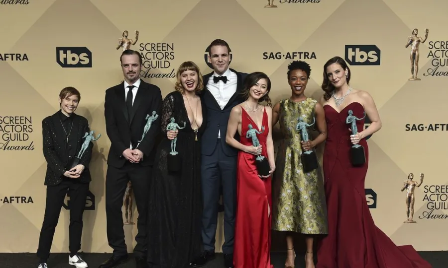 Νικητές των SAG Awards 2017 ποζάρουν με τα βραβεία τους.