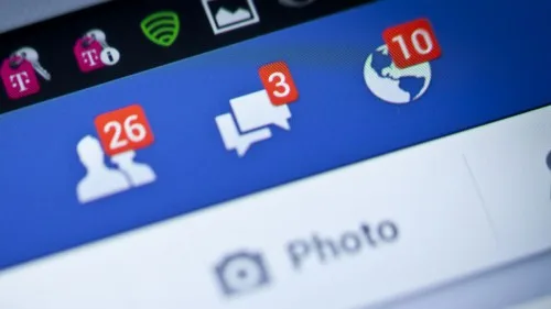 Εικονίδια ειδοποιήσεων Facebook σε οθόνη κινητού.