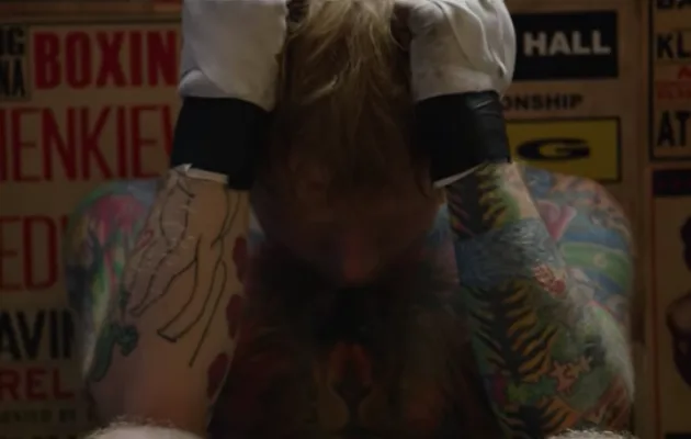 Ο Ed Sheeran με τατουάζ στα χέρια και δεμένα χέρια για μποξ.